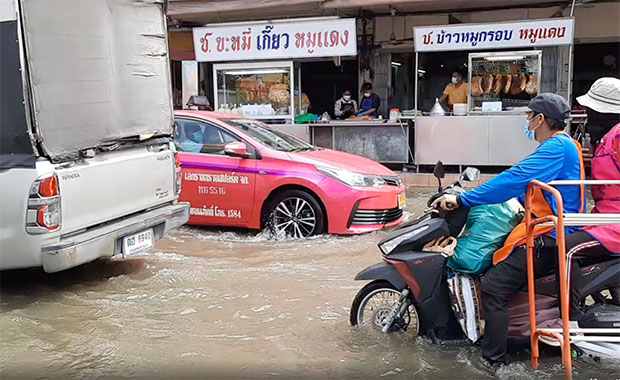 น้ำท่วมนนทบุรีอ่วม! ระดับน้ำขึ้นสูงขึ้นอย่างต่อเนื่องเร่งเสริมกระสอบทราย