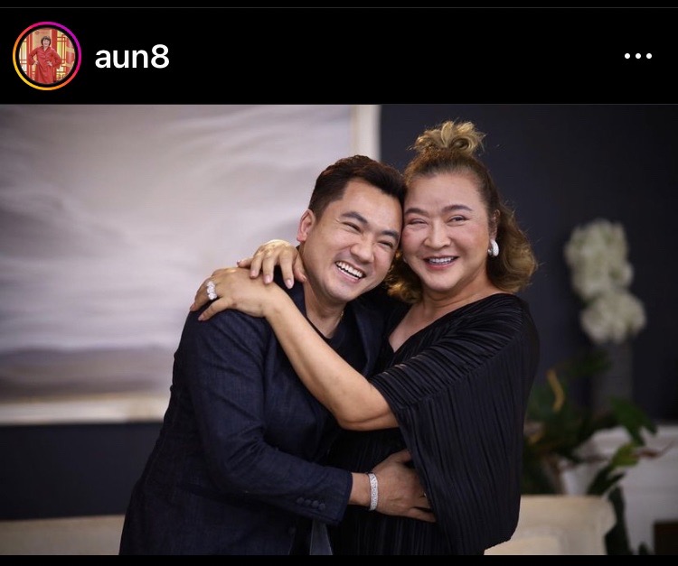 “อ้วน รีเทิร์น” เผยแผลที่มือดีขึ้นแล้ว หลังวิดหนีอูฐที่ประเทศโอมาน “อ้วน รีเทิร์น” เผยแผลที่มือดีขึ้นแล้ว หลังวิดหนีอูฐที่ประเทศโอมาน