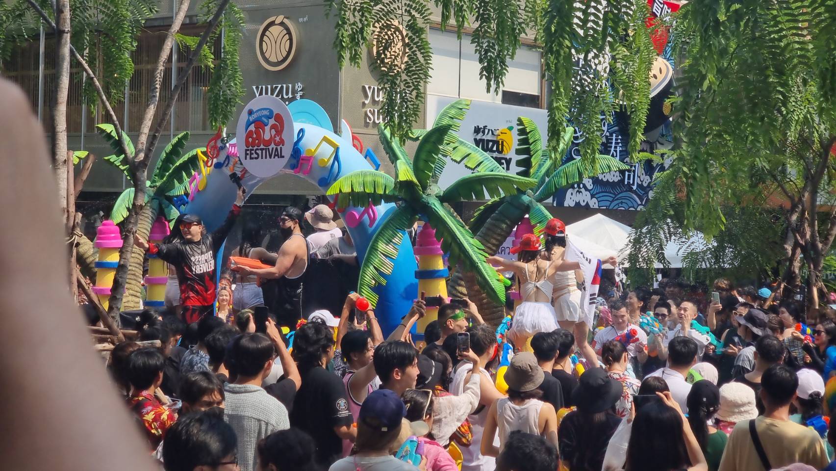สงกรานต์สยามสุดคึกคัก!! ใบเฟิร์น ร่วมขบวนแห่เป็นนางสงกรานต์ 