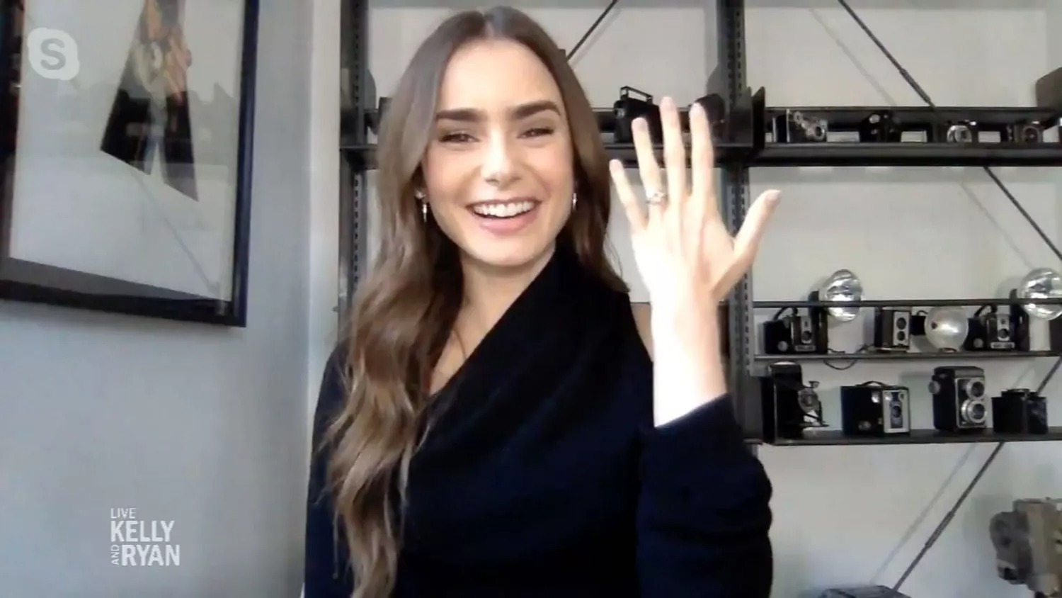 “Lily Collins” ถูกขโมยแหวนแต่งงานหลังเข้าสปาหรูในย่านเวสต์ฮอลลีวู้ด “Lily Collins” ถูกขโมยแหวนแต่งงานหลังเข้าสปาหรูในย่านเวสต์ฮอลลีวู้ด