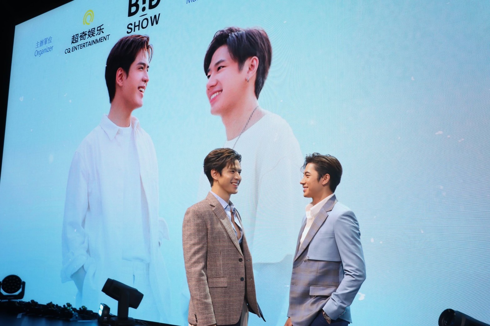 ครองเทรนทวิทเตอร์อีกครั้ง แจม-ฟิล์ม หลังบุกจัดแฟนมีตที่มาเก๊า