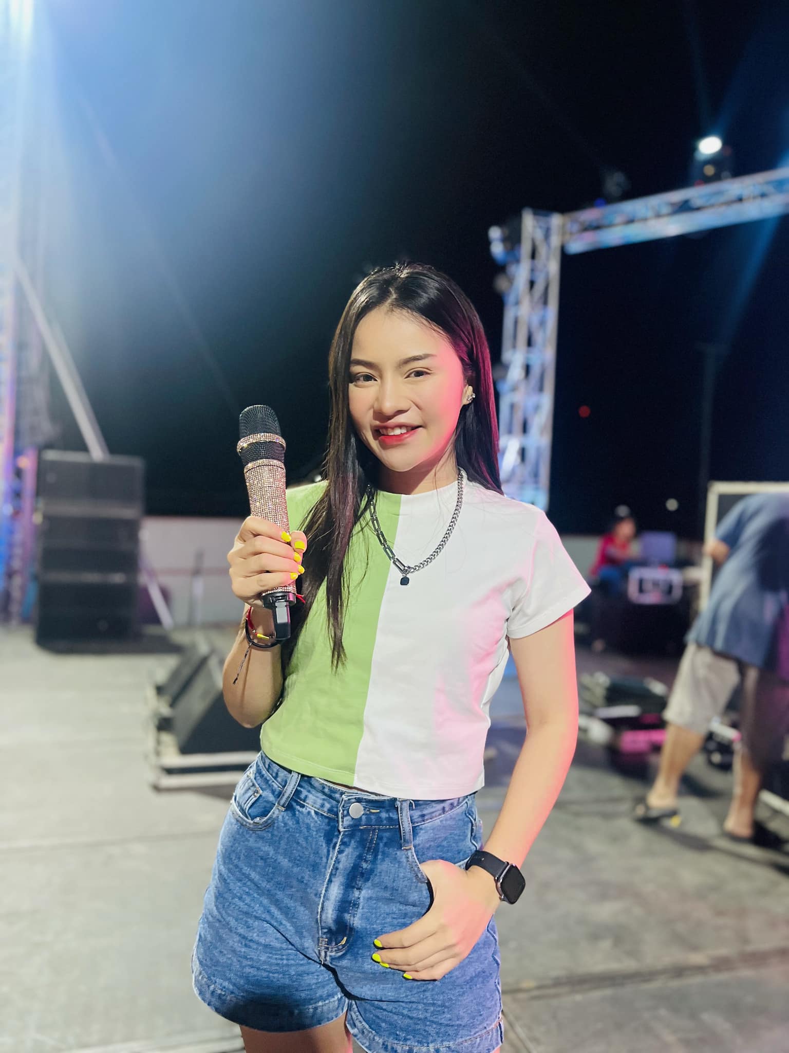 ใบปอ รัตติยา ช็อค!! มีคนปาขวดขึ้นบนเวทีคอนเสิร์ต ใบปอ รัตติยา ช็อค!! มีคนปาขวดขึ้นบนเวทีคอนเสิร์ต