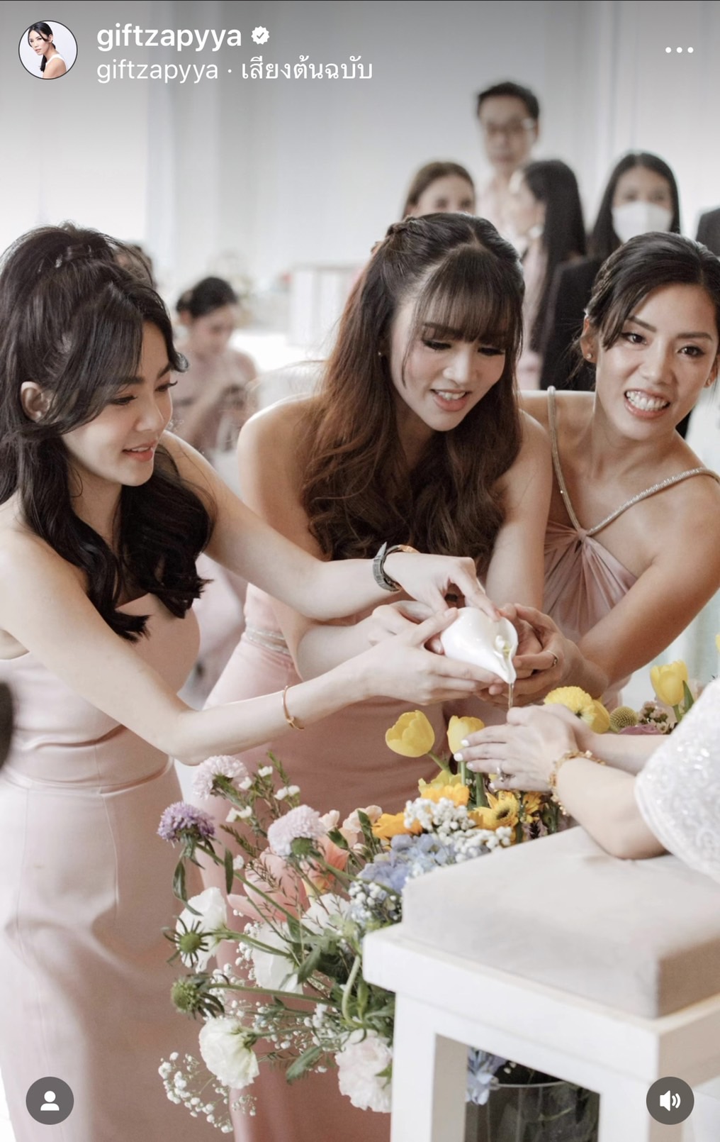 กิ๊ฟซ่า เล่าโมเมนต์รับช่อดอกไม้จาก เจ้าสาวเบลล์ ในวันที่ฉันโสด... กิ๊ฟซ่า เล่าโมเมนต์รับช่อดอกไม้จาก เจ้าสาวเบลล์ ในวันที่ฉันโสด...