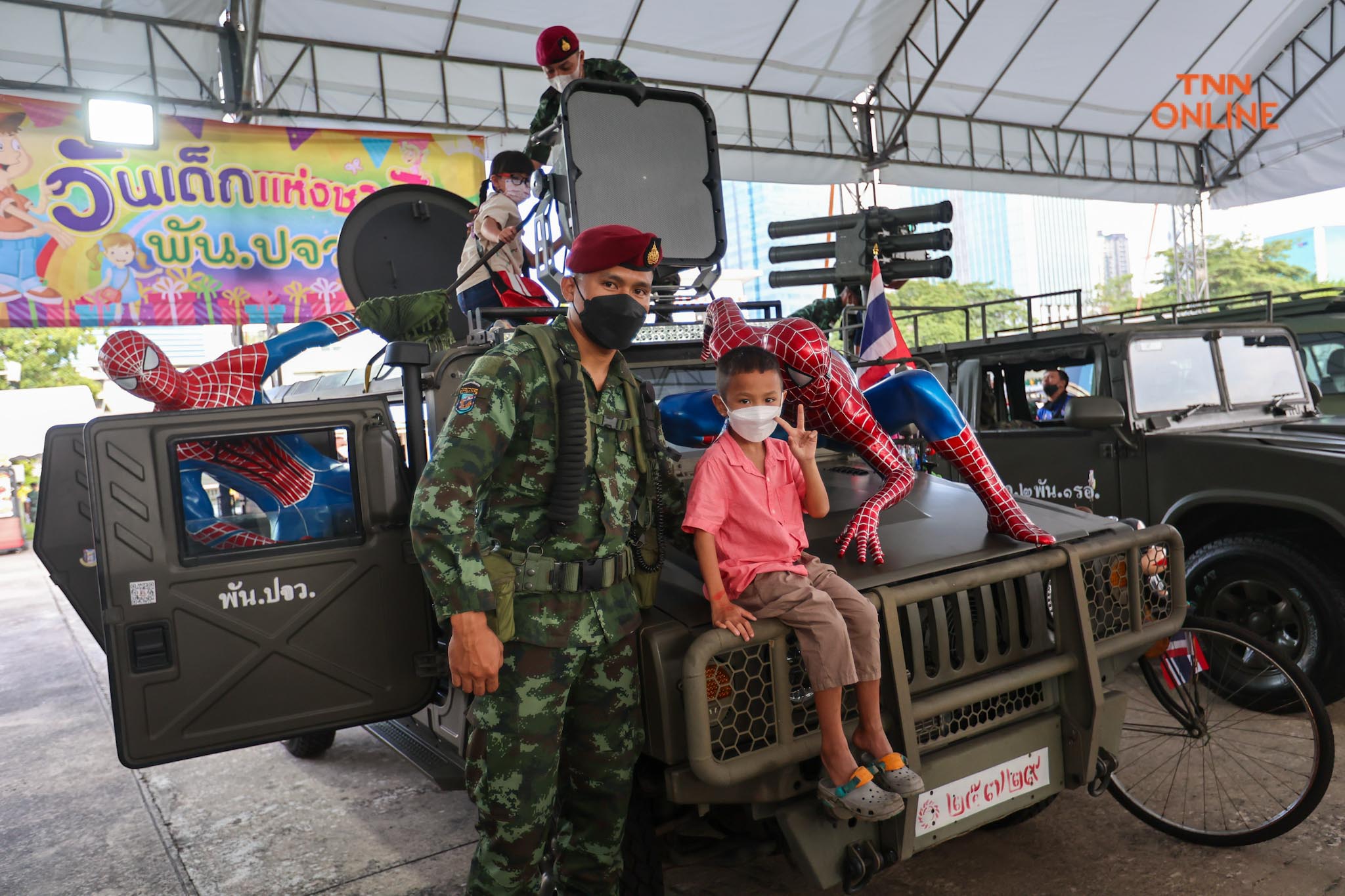 กองทัพบกจัดเต็ม เด็กๆสวมชุดทหารร่วมชมรถถังอย่างใกล้ชิด