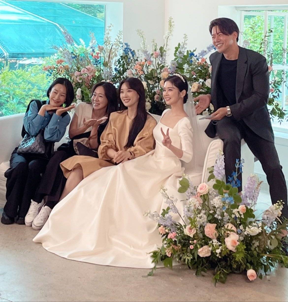 สุดชื่นมื่น! จางนารา สวมชุดเจ้าสาวเข้าพิธีวิวาห์ในบรรยากาศสุดโรแมนติก