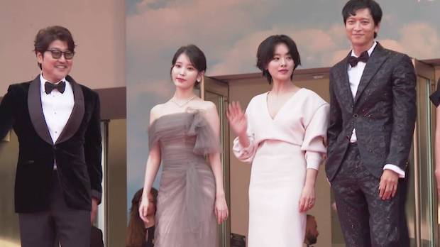 ตกลงมาดีรึเปล่า?!! อินฟลูเอนเซอร์สาวฝรั่งเศสคนเดินชน ‘ไอยู’ ขอแต่งหน้าให้เพื่อชดใช้