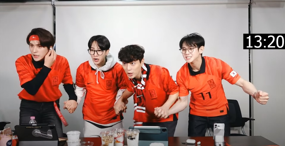 ให้ภาพเล่าเรื่อง! ชมลีลา 4 หนุ่มวง HIGHLIGHT เชียร์ทีมชาติเกาหลีใต้สู้ศึกฟุตบอลโลก ให้ภาพเล่าเรื่อง! ชมลีลา 4 หนุ่มวง HIGHLIGHT เชียร์ทีมชาติเกาหลีใต้สู้ศึกฟุตบอลโลก