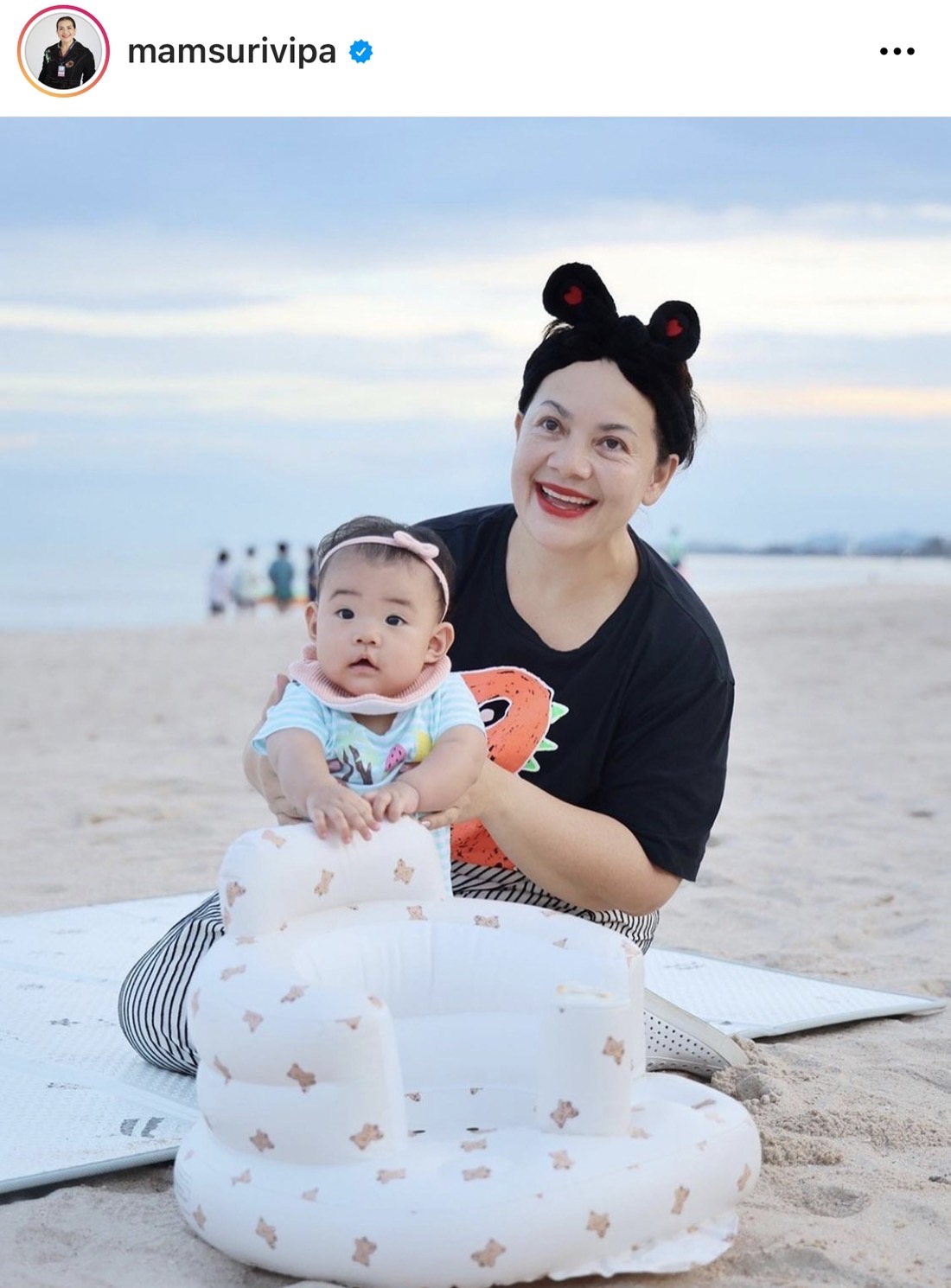 หนูแหม่ม-บ๊อบบี้ เผยโมเมนต์น่ารัก พาลูกสาว น้องแอลลี่ เที่ยวทะเลครั้งแรก หนูแหม่ม-บ๊อบบี้ เผยโมเมนต์น่ารัก พาลูกสาว น้องแอลลี่ เที่ยวทะเลครั้งแรก
