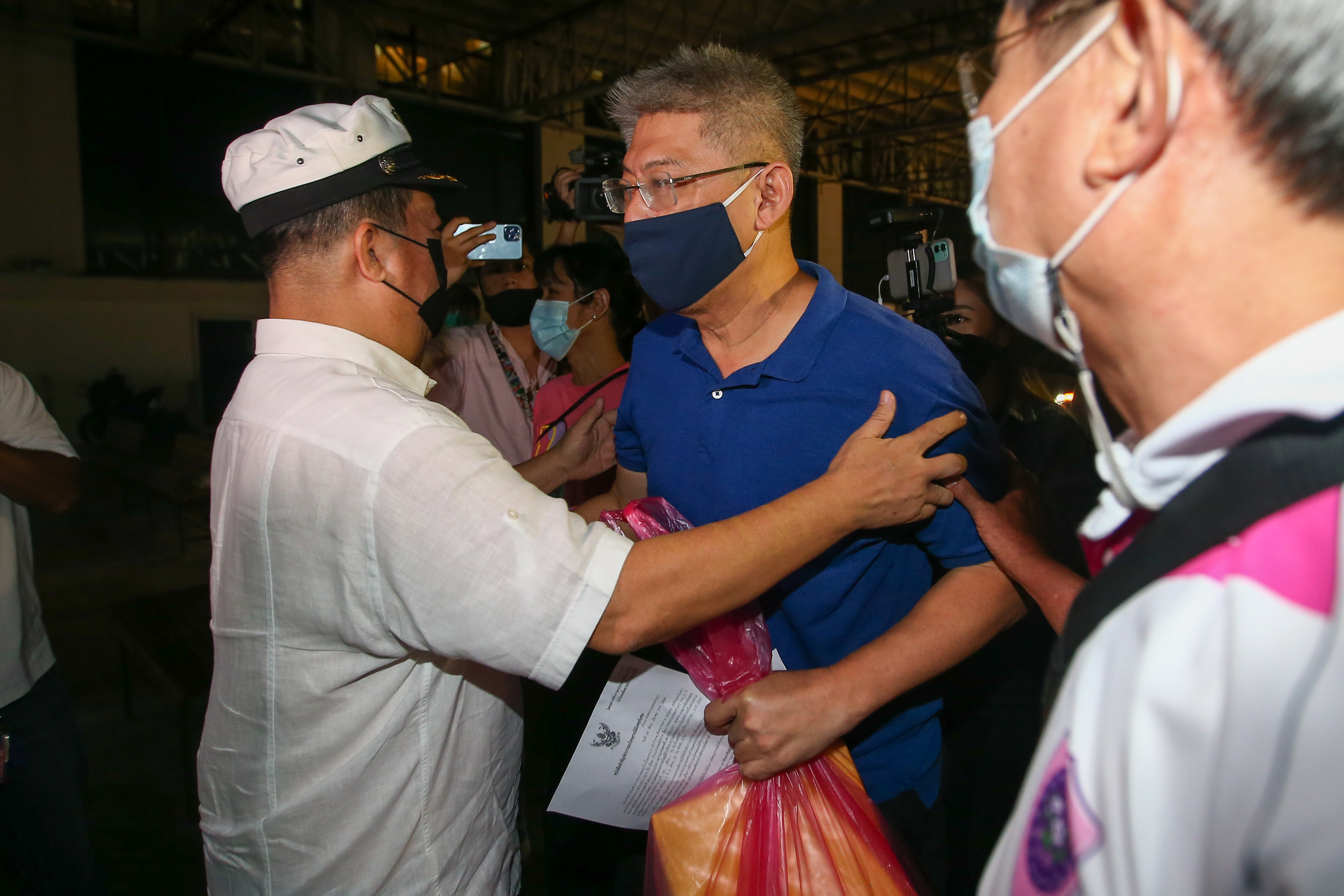 ประมวลภาพ สรยุทธ พ้นคุก คนดังร่วมให้กำลังใจเพียบ ประมวลภาพ สรยุทธ พ้นคุก คนดังร่วมให้กำลังใจเพียบ