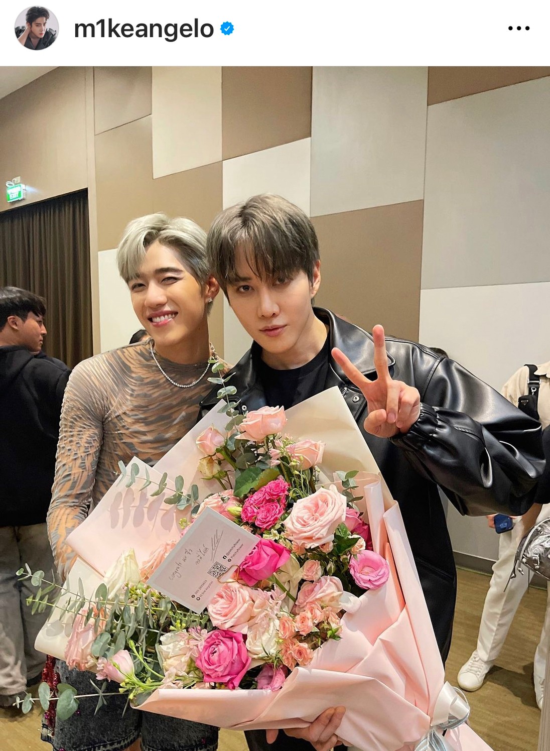 แฟนคลับกรี๊ดหนัก!! “ไมค์” หอบดอกไม้เซอร์ไพรส์ “พีพี” ในงานแฟนมีตติ้ง แฟนคลับกรี๊ดหนัก!! “ไมค์” หอบดอกไม้เซอร์ไพรส์ “พีพี” ในงานแฟนมีตติ้ง