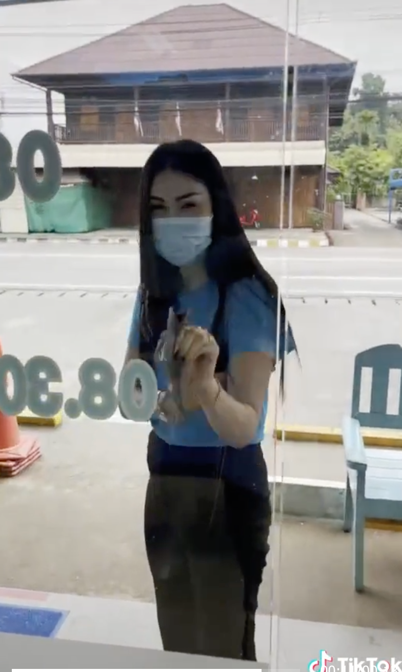 ไวรัลดัง! สาวแบงก์จับตุ๊กแกยอดติ๊กต็อกดูทะลุ 4 ล้านวิว 