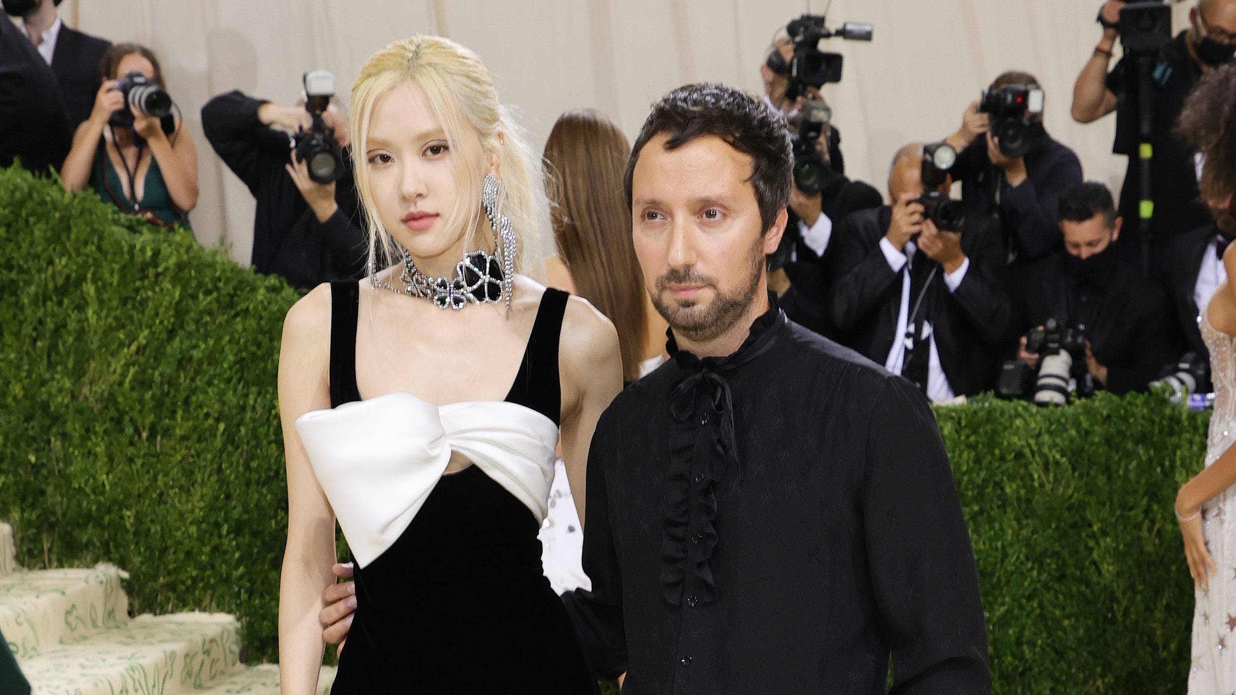 งาน Met Gala ประจำปีนี้ เหล่าคนดังยังคงสวมเครื่องแต่งกายสุดปังและเฉิดฉายทุกชุด