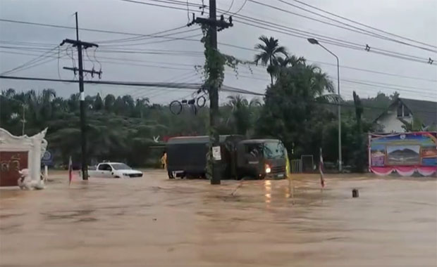 ชุมพรฝนกระหน่ำต่อเนื่องน้ำท่วมถ.สายเอเชียเกือบเมตรอัมพาตทั้งขึ้น-ล่อง