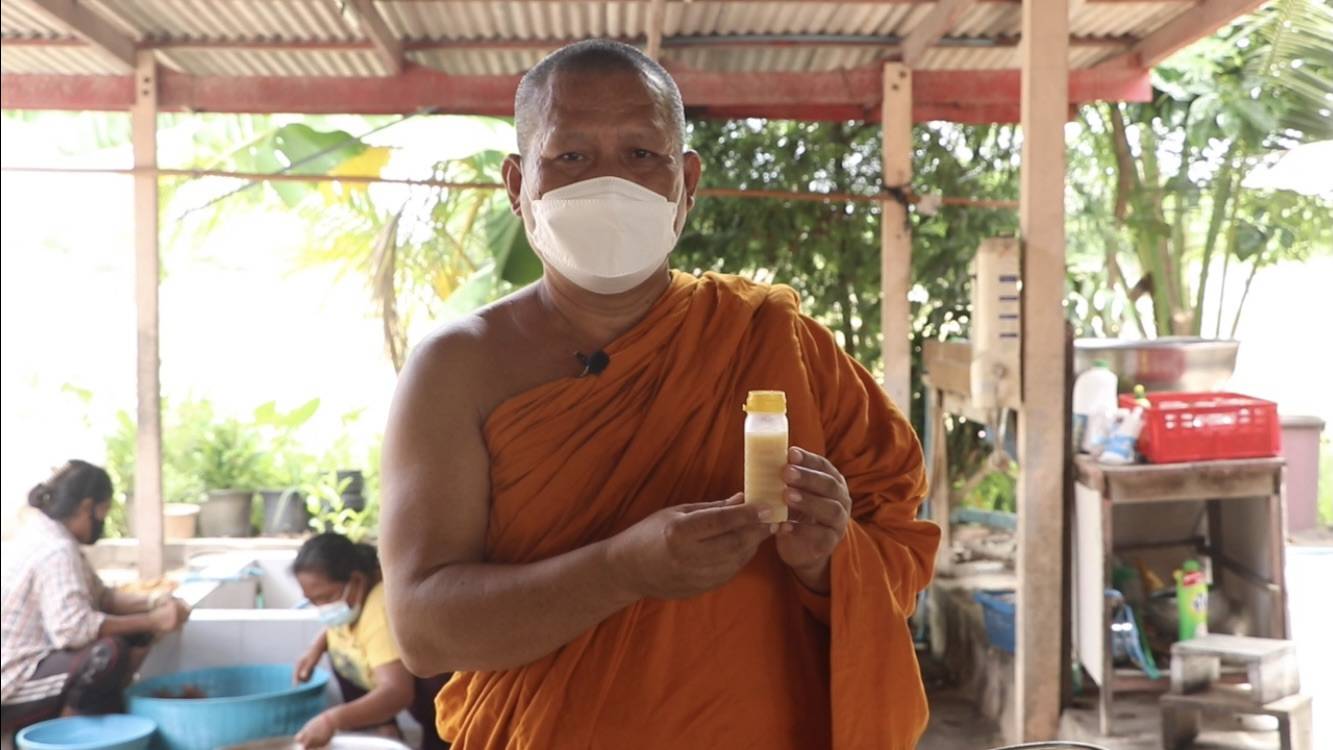 น้ำใจยุคโควิด! เจ้าอาสวัดนนทบุรี ทำน้ำกระชายขาวแจกฟรี
