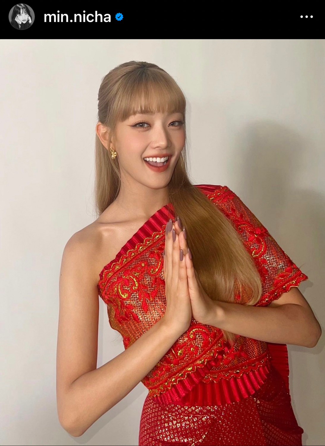 “มินนี่ (G)I-DLE” สวยละมุนในชุดไทยสีแดง ทำแฟนๆ แห่คอมเมนต์กันรัวๆ “มินนี่ (G)I-DLE” สวยละมุนในชุดไทยสีแดง ทำแฟนๆ แห่คอมเมนต์กันรัวๆ