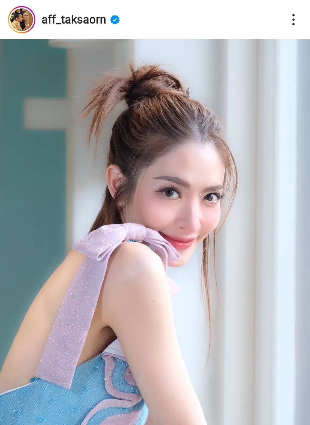 แอฟ ทักษอร ถูกแซวหนัก หลัง 3 พระเอกหนุ่ม หอบดอกไม้แสดงความยินดี แอฟ ทักษอร ถูกแซวหนัก หลัง 3 พระเอกหนุ่ม หอบดอกไม้แสดงความยินดี