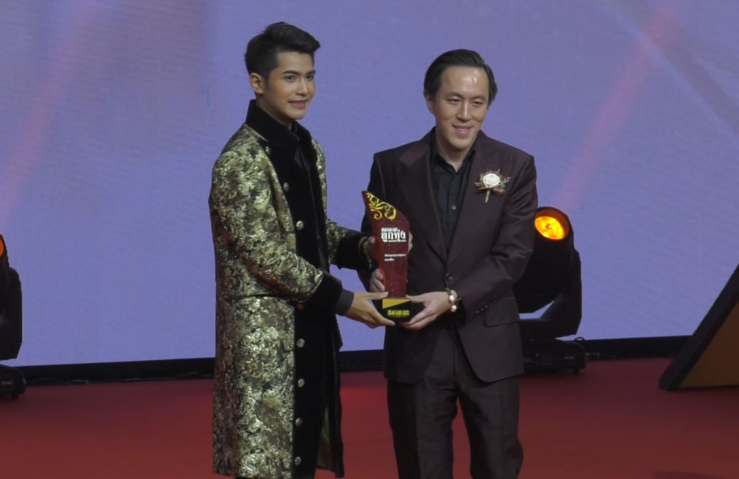 คนวงการลูกทุ่งรวมกันรับรางวัลอย่างล้นหลามในงาน คมชัดลึก ลูกทุ่ง AWARDS 2565 
