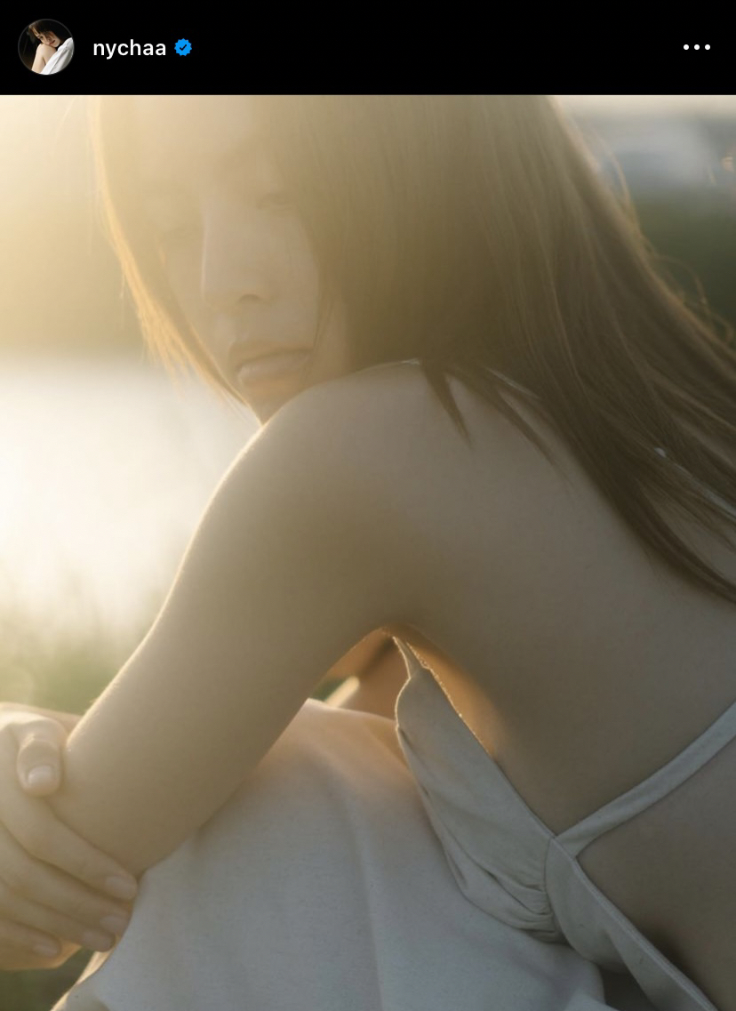 ละมุนสุดๆ ณิชา อวดภาพโชว์แผ่นหลัง พี่ชายคนสนิทกำไม้เรียวแน่นมาก!!