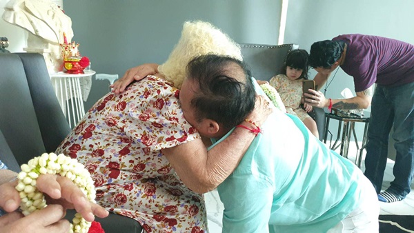 เป็ด เชิญยิ้ม โพสต์เศร้า กราบเท้าแม่ครั้งสุดท้าย หลังถูกโควิดพรากชีวิต เป็ด เชิญยิ้ม โพสต์เศร้า กราบเท้าแม่ครั้งสุดท้าย หลังถูกโควิดพรากชีวิต