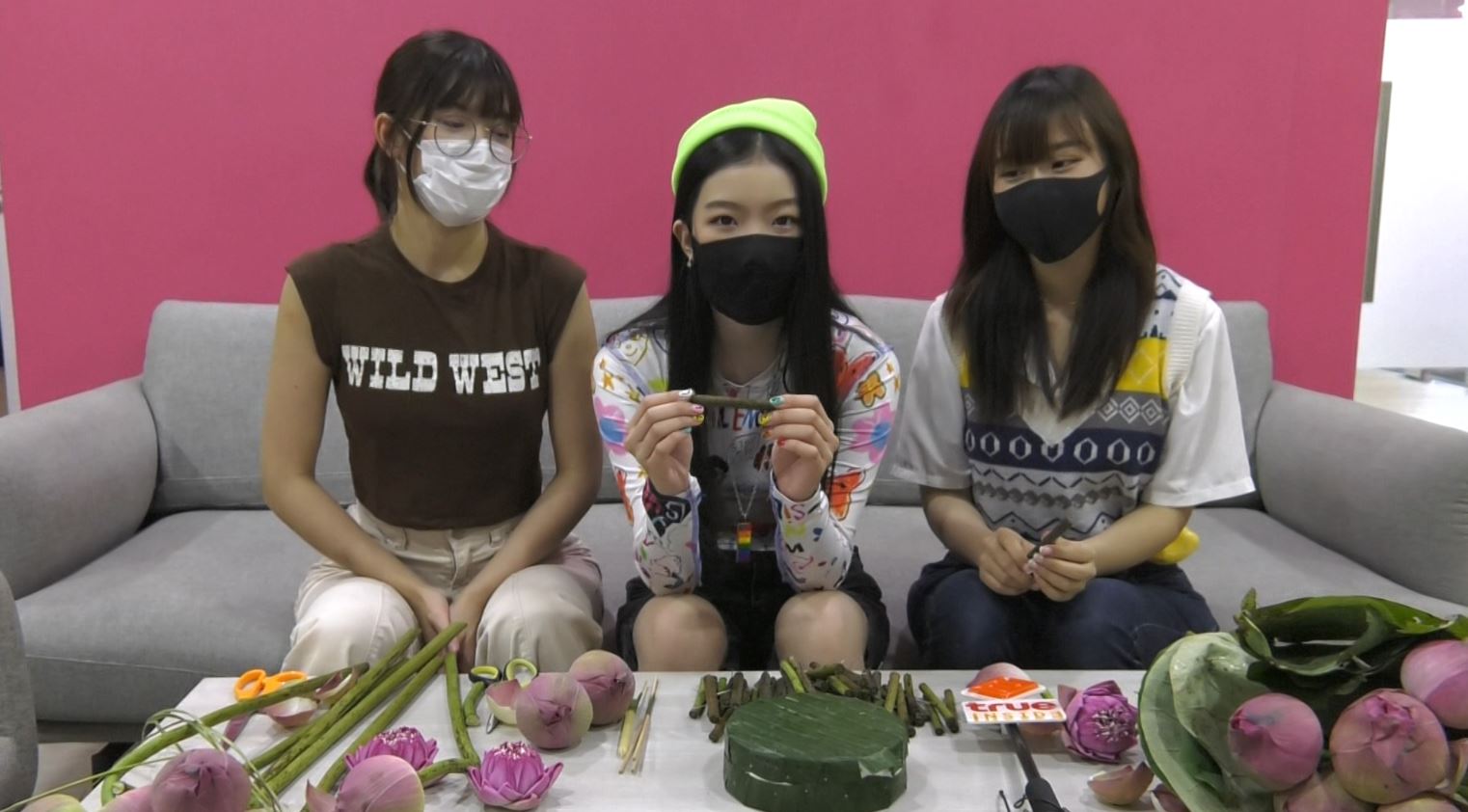 3 สาว BNK48 วี-สตางค์-แพนด้า ชวนประดิษฐ์กระทงสุดว้าว!!