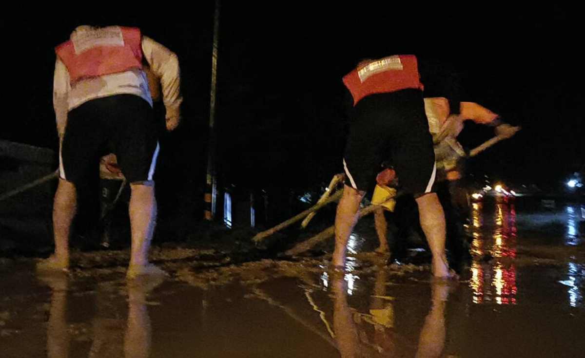 ฝนถล่ม อุ้มผาง ดินภูเขาไหลทับเส้นทาง ฝนถล่ม อุ้มผาง ดินภูเขาไหลทับเส้นทาง
