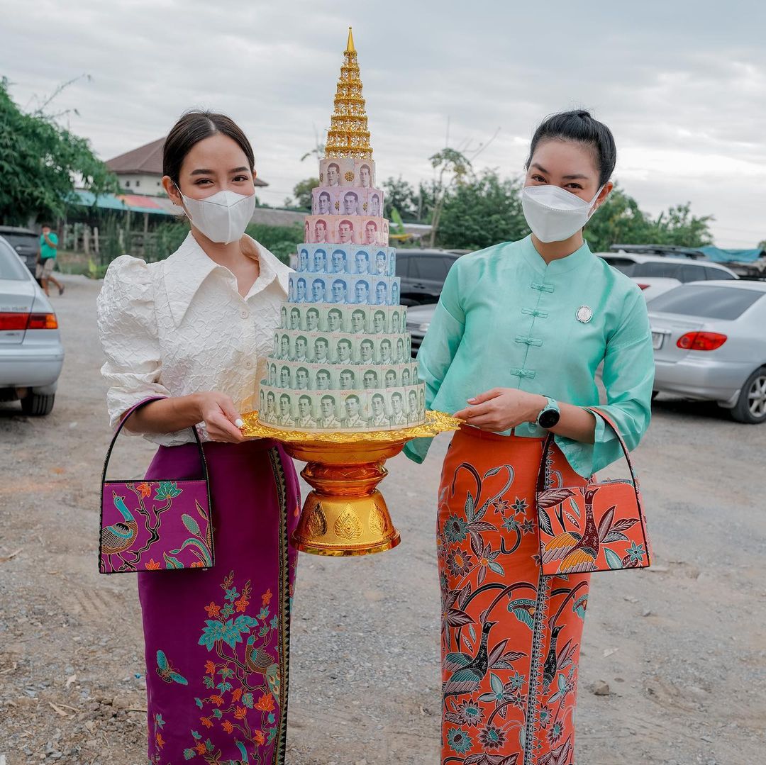 “แพนเค้ก-สารวัตรหมี” ทอดกฐิน/ใส่ชุดไทยล้างห้องน้ำวัด (มีคลิป)
