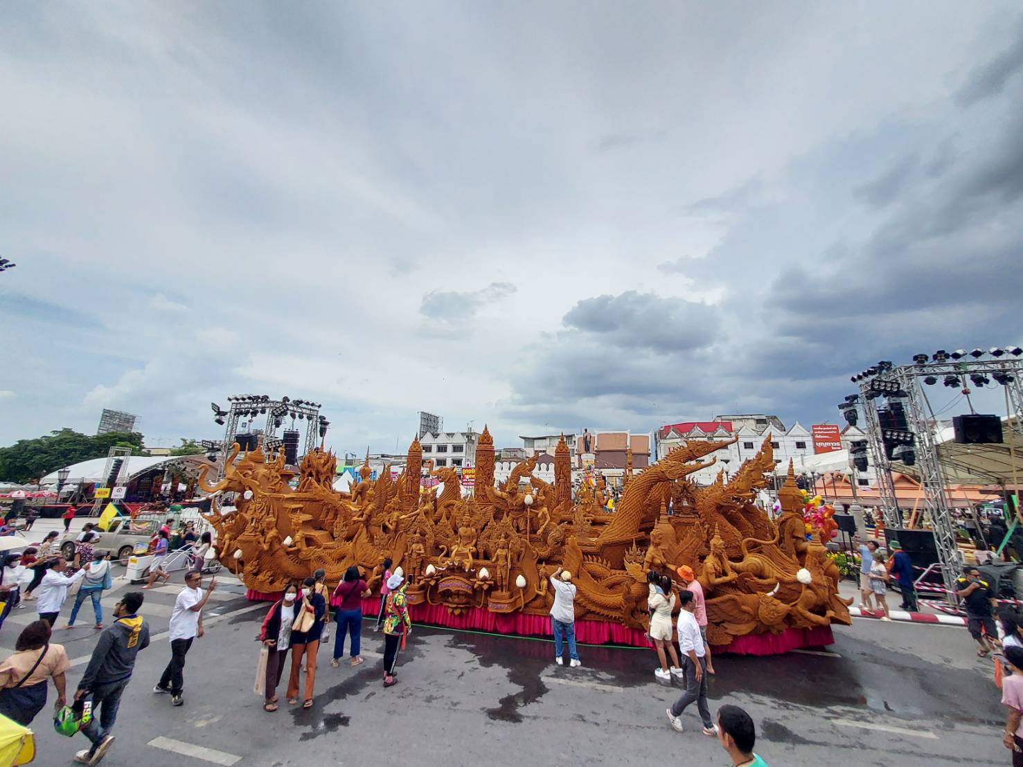 เปิดภาพ เทียนพรรษา โคราชยิ่งใหญ่อลังการ นักท่องเที่ยวแห่ถ่ายรูปคึกคัก!