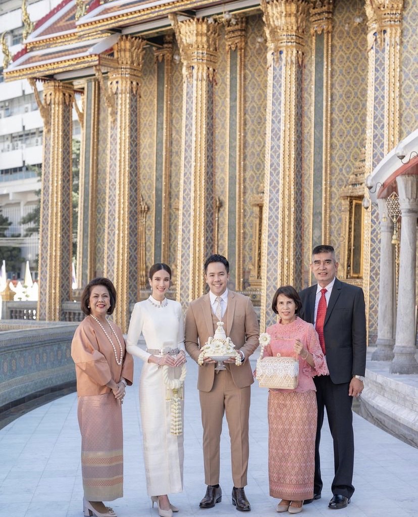 มงคลชีวิต เนย ปภาดา ควงว่าที่เจ้าบ่าวเข้ารับพระราชทานน้ำพระพุทธมนต์ 