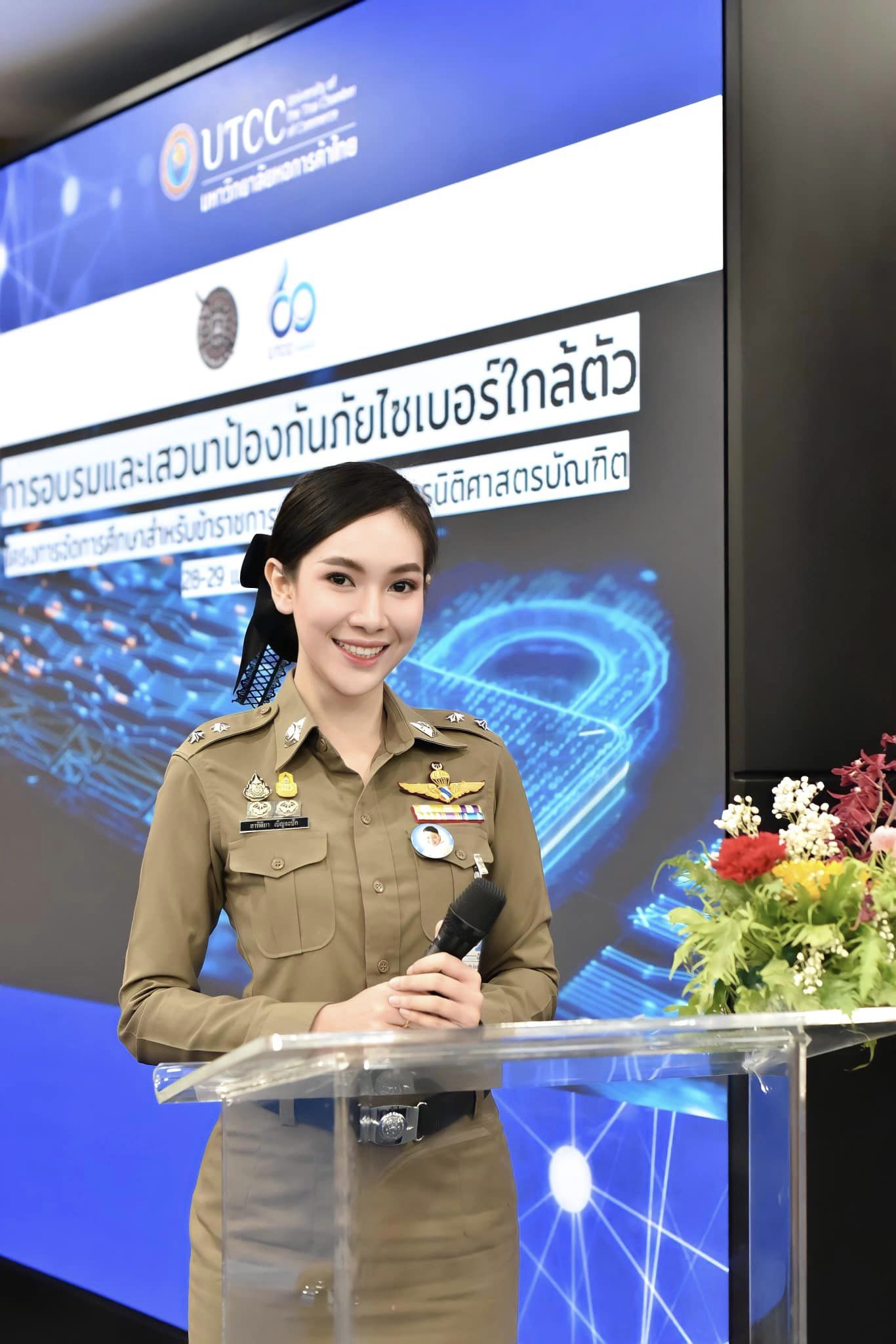 ทำความรู้จัก “แคท อาทิติยา” สาวสวยในเครื่องแบบ (มีคลิป)