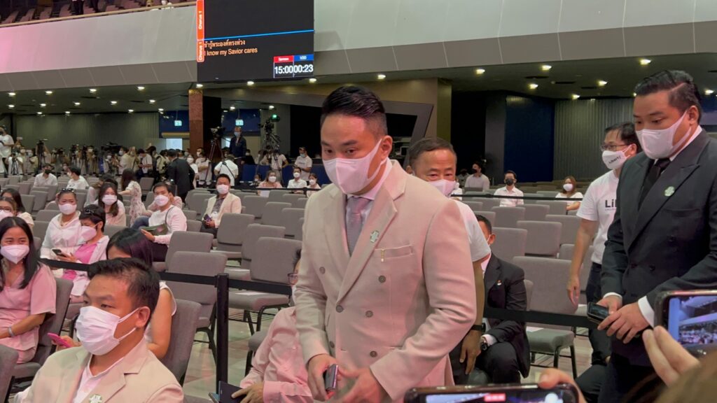 ปอ-โรเบิร์ต ถูกแจ้งเพิ่ม 2 ข้อหา ศาลอนุมัติหมายจับ แซน ฐานประมาทเป็นเหตุให้ผู้อื่นถึงแก่ความตาย