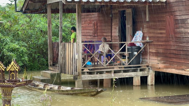 พัทลุงฝนตกหนัก-น้ำท่วมสูงต้องใช้เรือสัญจร พัทลุงฝนตกหนัก-น้ำท่วมสูงต้องใช้เรือสัญจร