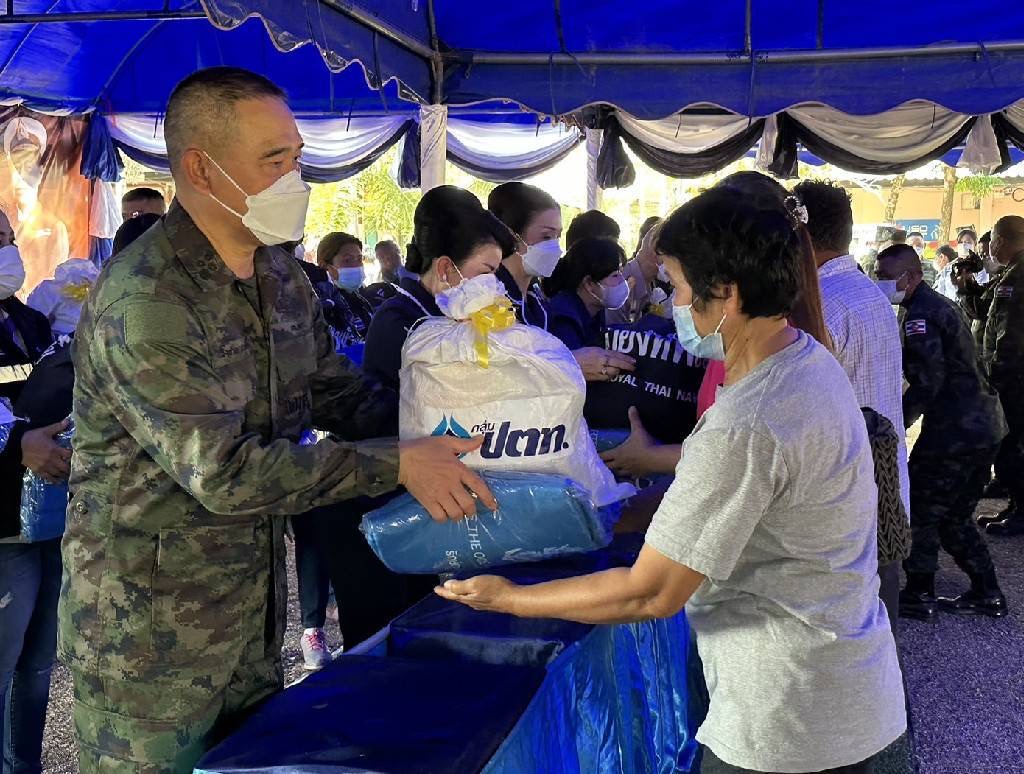 ผบ.ทร. แจกของบรรเทาทุกข์ แก่ ปชช. ครบรอบวันสิ้นพระชนม์ 100 ปี พลเรือเอก พระเจ้าบรมเธอ พระองค์เจ้าอาภากรเกียรติวงศ์ กรมหลวงชุมพรเขตอุดมศักดิ์ องค์บิดาของทหารเรือไทย