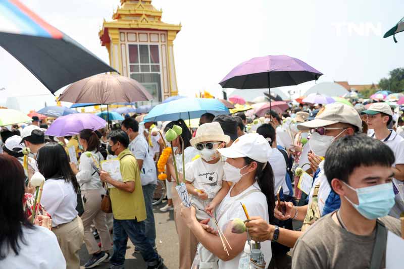 วันสุดท้ายเนืองแน่น ชาวพุทธเข้ากราบพระบรมสารีริกธาตุและพระอรหันตธาตุ วันสุดท้ายเนืองแน่น ชาวพุทธเข้ากราบพระบรมสารีริกธาตุและพระอรหันตธาตุ