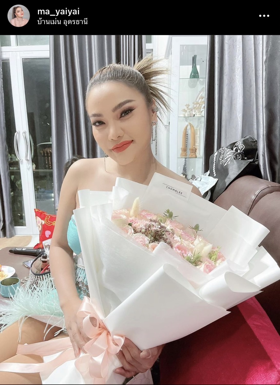 ใหม่ พัชรี ช็อก!!รถตู้เสียหลักพุ่งข้างเข้าถนน