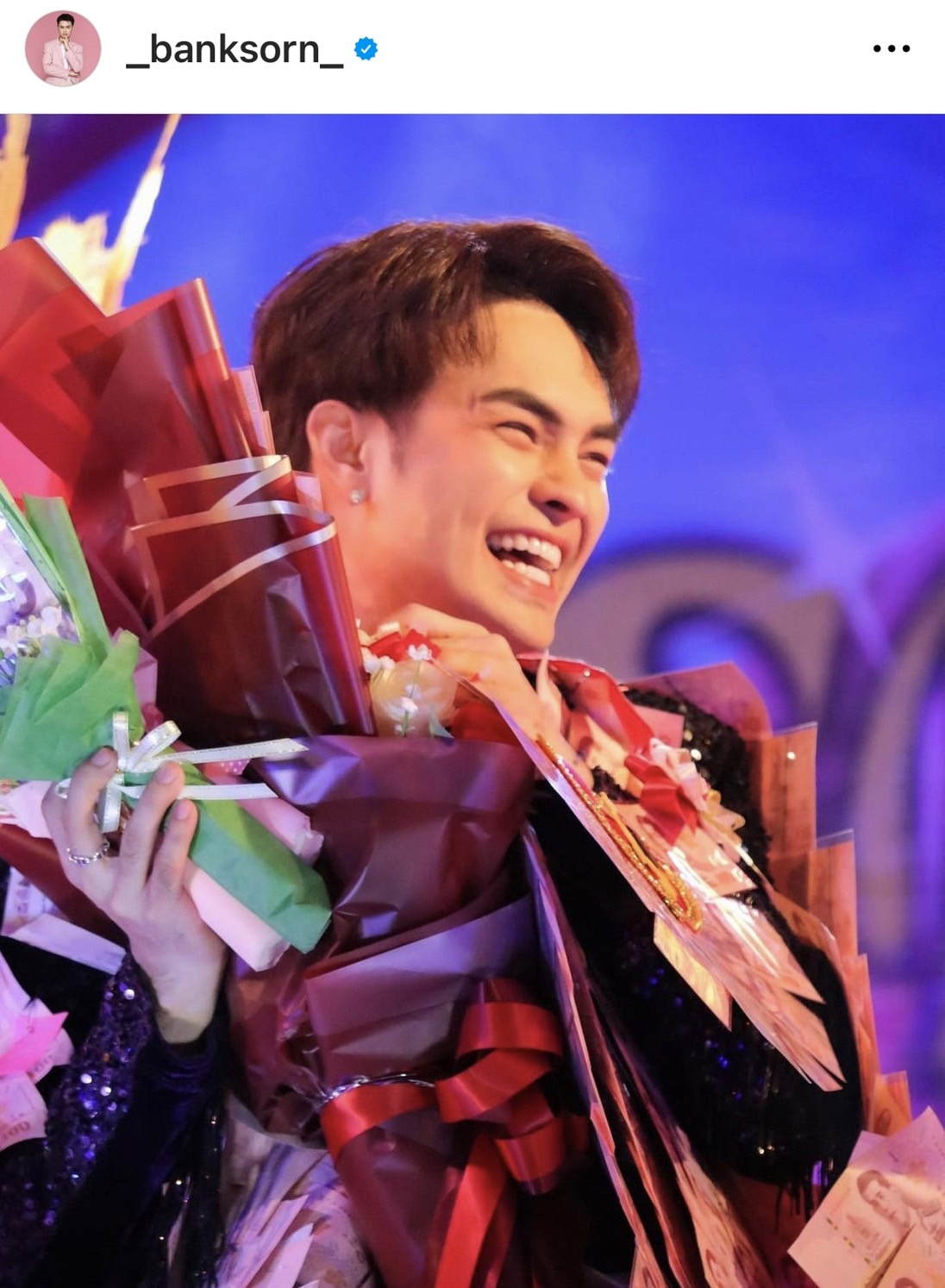 แบงค์ ศรราม  ขอบพระคุณ แม่ๆ จัดของขวัญวันเกิดสุดว้าว เป็นเค้กและพวงมาลัยธนบัตร 