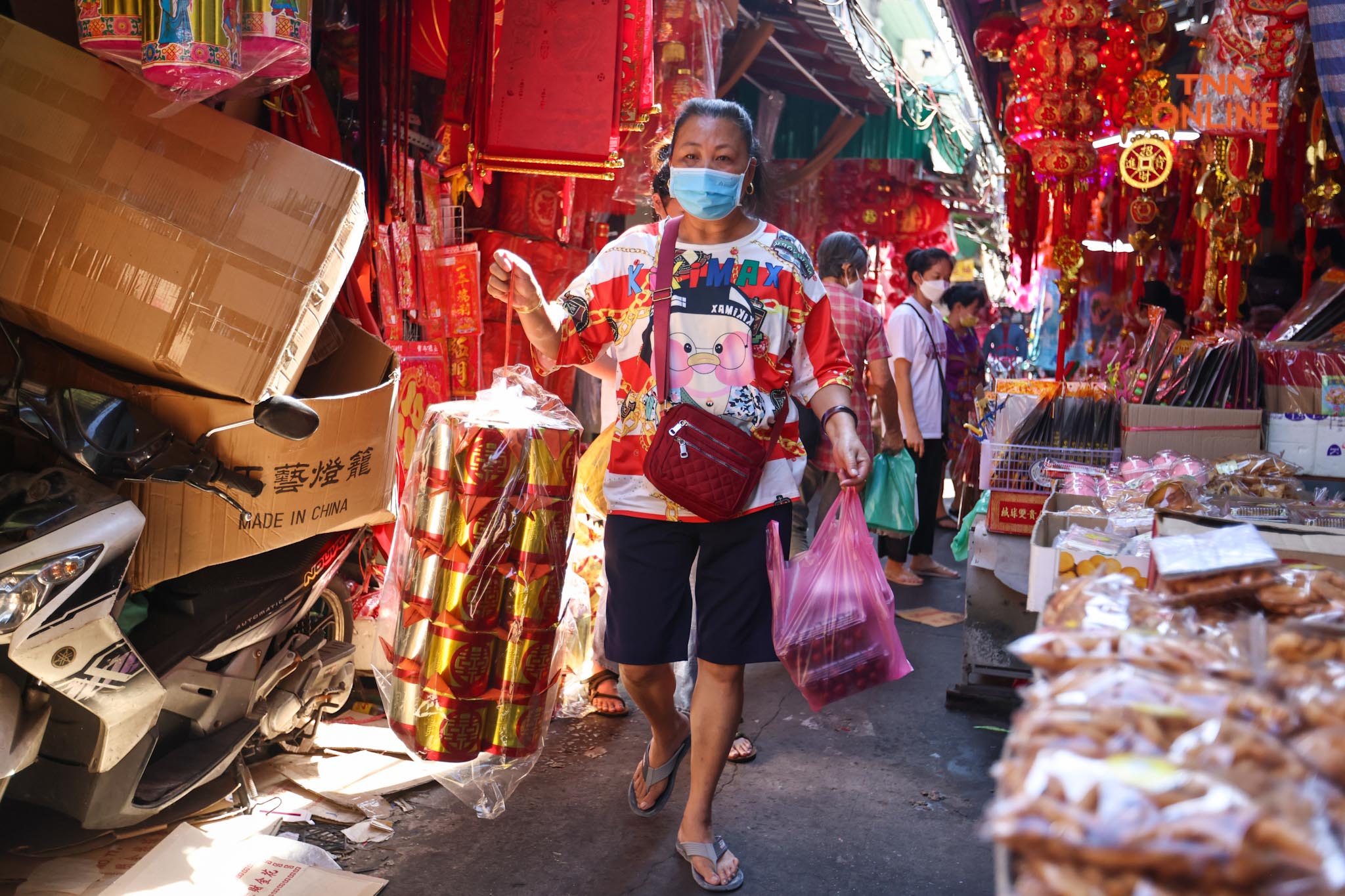 วันจ่ายเยาวราชคึกคัก ชาวไทยเชื้อสายจีนเลือกซื้อของไหว้ตรุษจีน