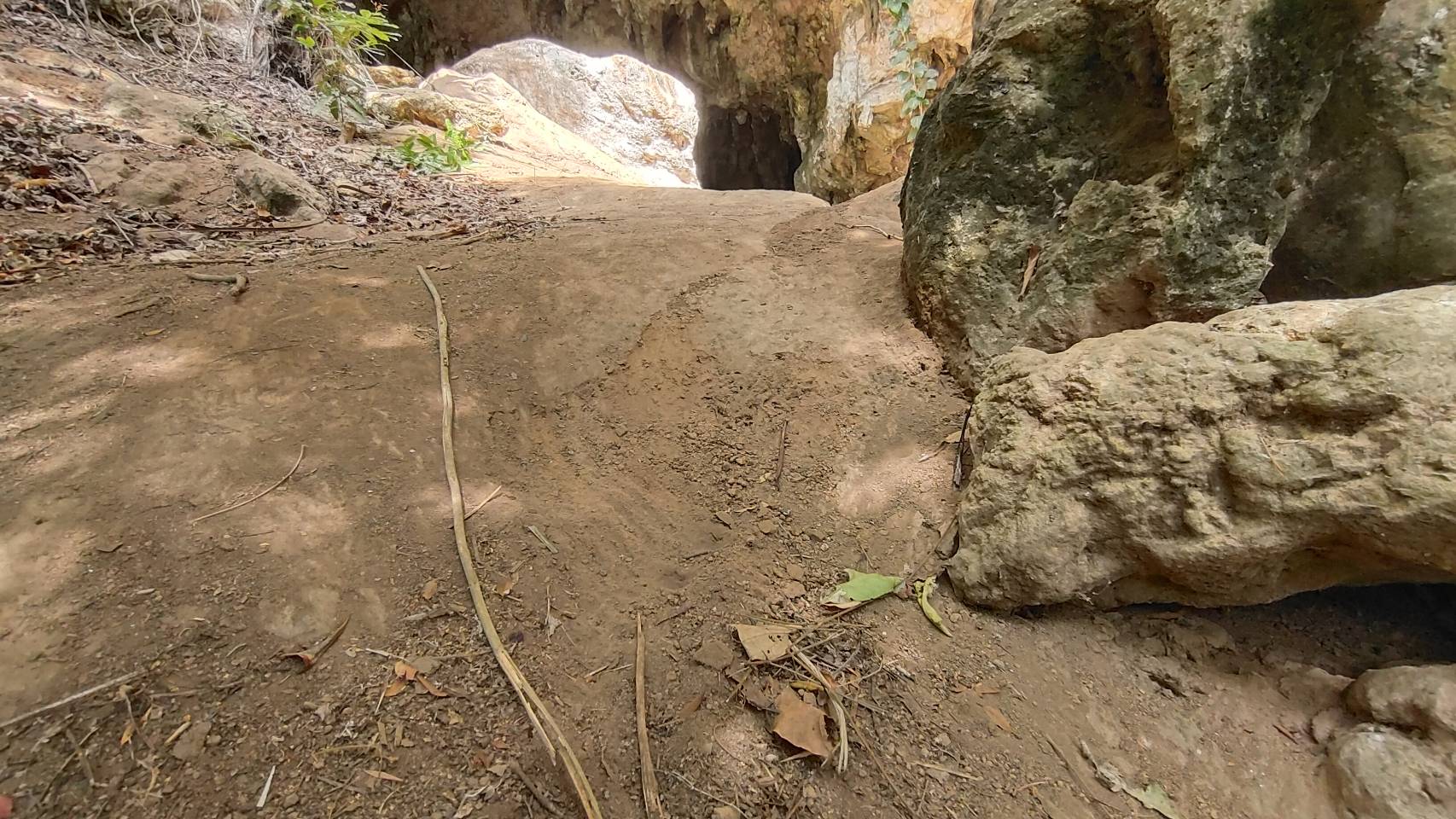 ถ้ำโต๊ะหลวง! ถูกใช้เป็นสนามประลองรถวิบาก-นักการเมืองท้องถิ่นร่วมก๊วน ถ้ำโต๊ะหลวง! ถูกใช้เป็นสนามประลองรถวิบาก-นักการเมืองท้องถิ่นร่วมก๊วน