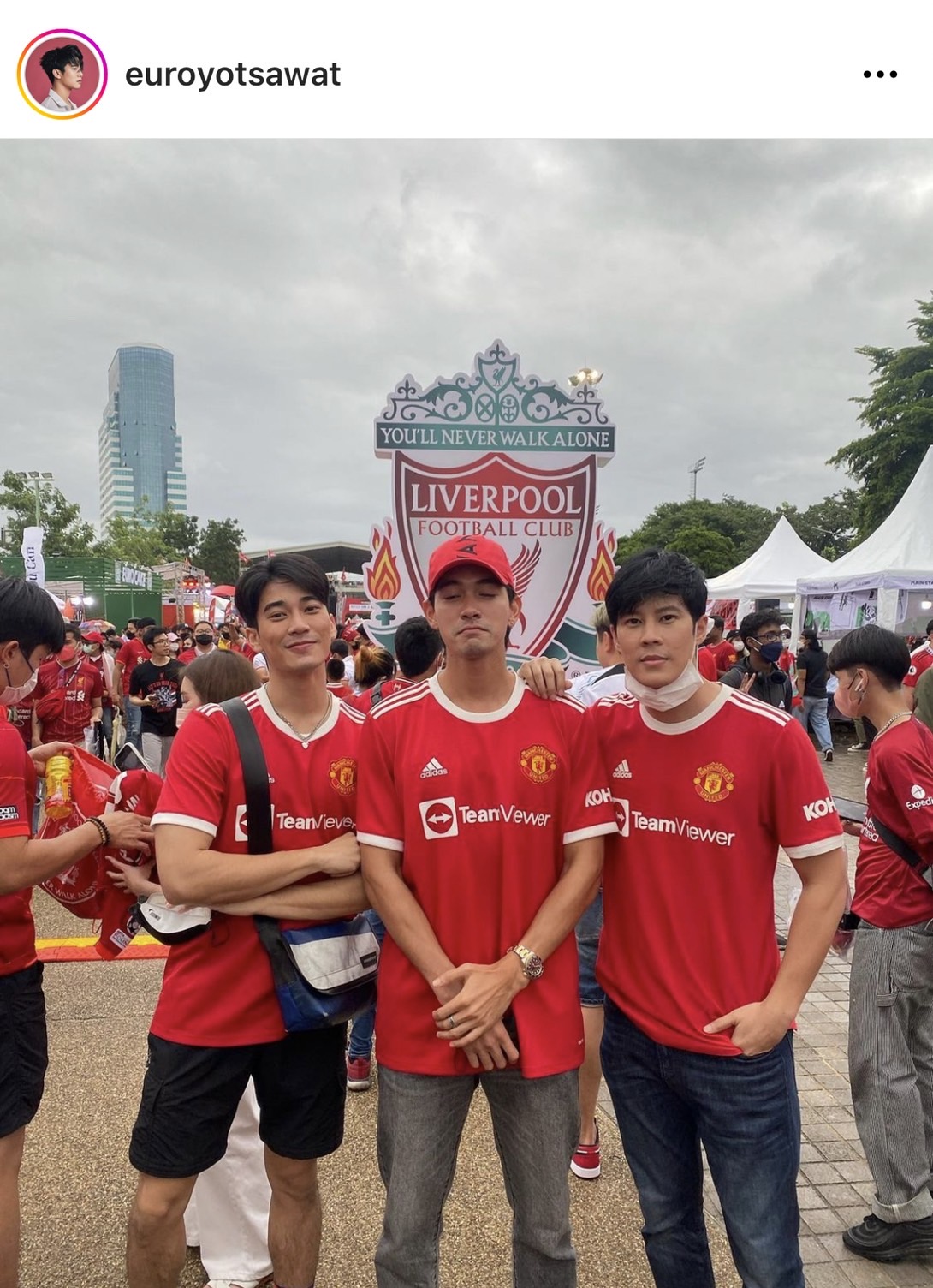 เหล่าคนดังคึกคัก เกาะติดขอบสนาม เชียร์ศึกแดงเดือด แมนยู-ลิเวอร์พูล เหล่าคนดังคึกคัก เกาะติดขอบสนาม เชียร์ศึกแดงเดือด แมนยู-ลิเวอร์พูล