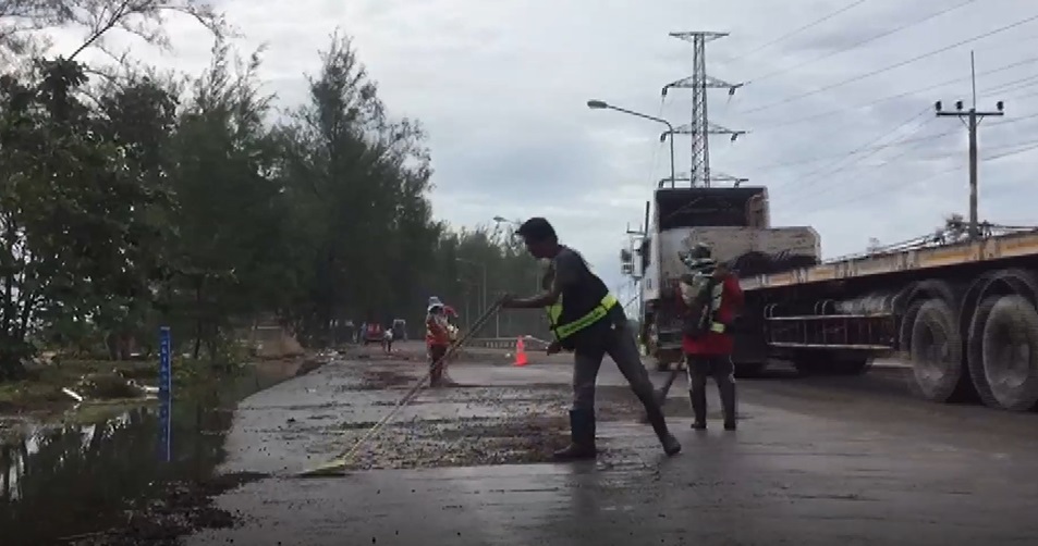 หาดทรายแก้ว เปิดภาพคลื่นสูงซัดน้ำทะเลท่วมถนนภูเก็ต (มีคลิป)