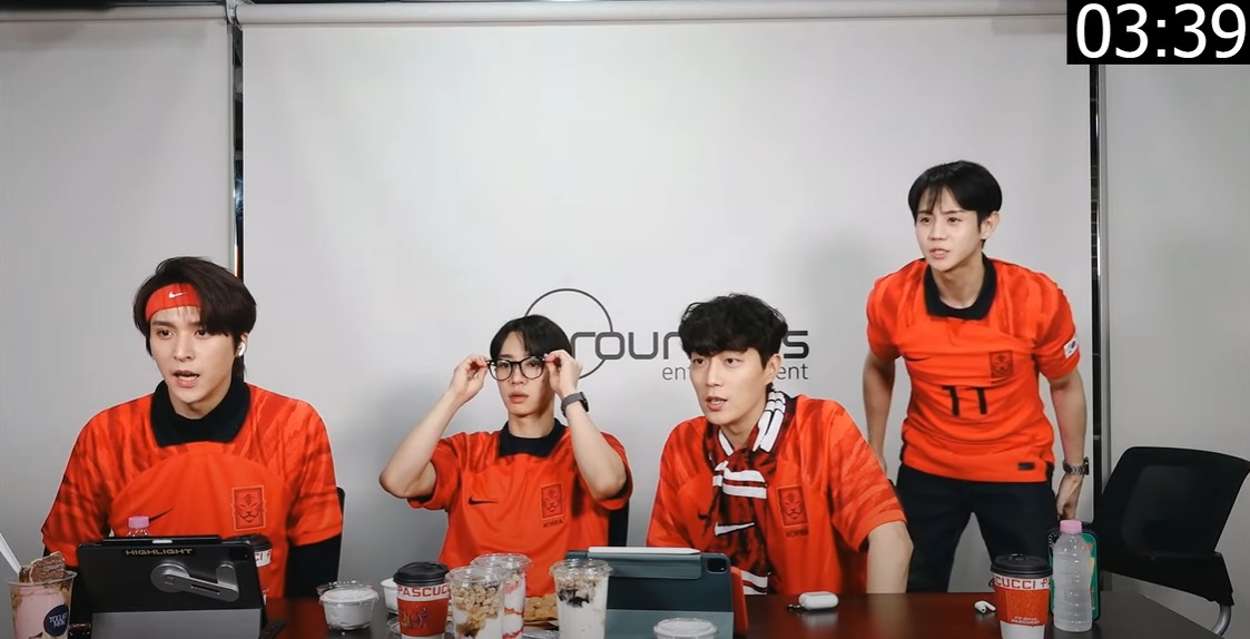 ให้ภาพเล่าเรื่อง! ชมลีลา 4 หนุ่มวง HIGHLIGHT เชียร์ทีมชาติเกาหลีใต้สู้ศึกฟุตบอลโลก ให้ภาพเล่าเรื่อง! ชมลีลา 4 หนุ่มวง HIGHLIGHT เชียร์ทีมชาติเกาหลีใต้สู้ศึกฟุตบอลโลก