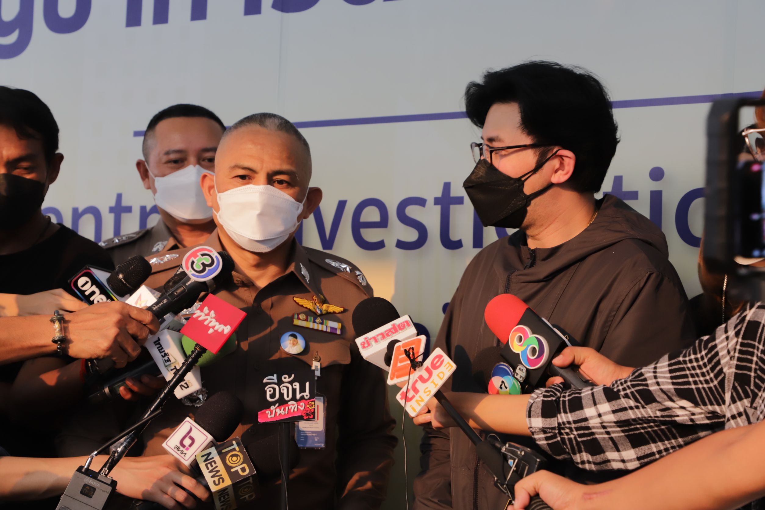 หนุ่ม กรรชัย - แจง ภรรยาแจ๊ส พร้อมทนายษิทรา ร้องกองปราบดำเนินคดี หลังถูกข่มขู่ หนุ่ม กรรชัย - แจง ภรรยาแจ๊ส พร้อมทนายษิทรา ร้องกองปราบดำเนินคดี หลังถูกข่มขู่