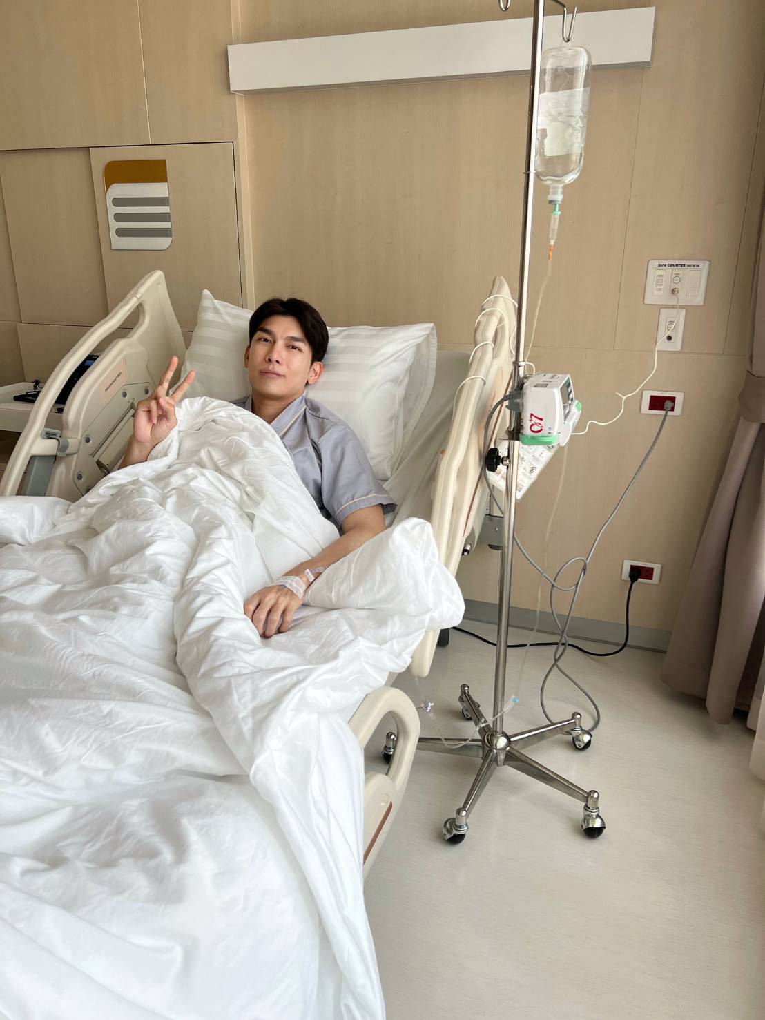 แฟนๆส่งกำลังใจ มิว ศุภศิษฏ แอ็ดมิทโรงพยาบาล หลังมีอาการปวดท้องอย่างรุนแรง แฟนๆส่งกำลังใจ มิว ศุภศิษฏ แอ็ดมิทโรงพยาบาล หลังมีอาการปวดท้องอย่างรุนแรง