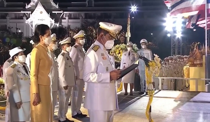 นายกฯ นำจุดเทียนถวายพระพรชัยมงคล วันเฉลิมพระชนมพรรษา พระบาทสมเด็จพระเจ้าอยู่หัว นายกฯ นำจุดเทียนถวายพระพรชัยมงคล วันเฉลิมพระชนมพรรษา พระบาทสมเด็จพระเจ้าอยู่หัว