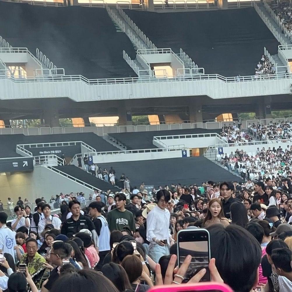 คอนเดียวฟินทุกด้อม!! 'วี BTS-พัคซอจุน-เจนนี่-จี ดราก้อน’ นำทัพคนดังเกาหลีชมโชว์ 'บรูโน่ มาร์ส' คอนเดียวฟินทุกด้อม!! 'วี BTS-พัคซอจุน-เจนนี่-จี ดราก้อน’ นำทัพคนดังเกาหลีชมโชว์ 'บรูโน่ มาร์ส'