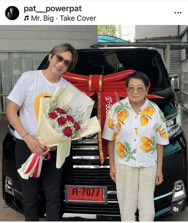 แพท พาวเวอร์แพท ถอยรถใหม่ป้ายแดงคันแรกในชีวิต พา คุณแม่ นั่งประเดิม แพท พาวเวอร์แพท ถอยรถใหม่ป้ายแดงคันแรกในชีวิต พา คุณแม่ นั่งประเดิม