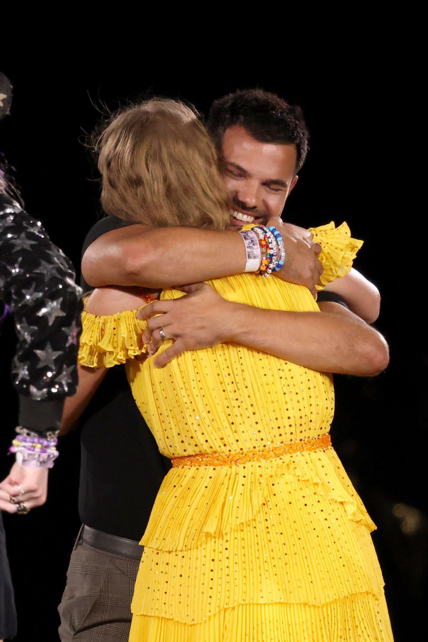 Taylor Swift” ชวน อดีตหวานใจ “Taylor Lautner” แสดงมิวสิควิดีโอเพลงใหม่ Taylor Swift” ชวน อดีตหวานใจ “Taylor Lautner” แสดงมิวสิควิดีโอเพลงใหม่