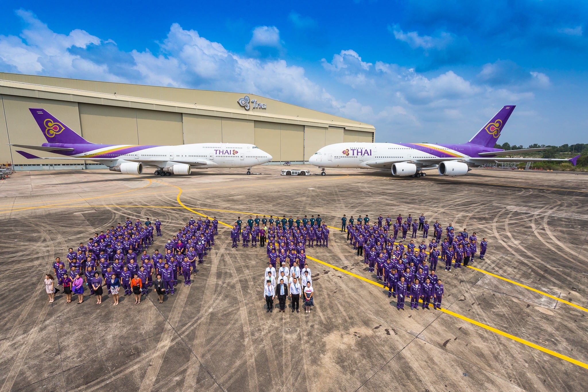 พนง.การบินไทย 300 ชีวิตถ่ายรูปหมู่อำลาก่อน ‘ศูนย์อู่ตะเภา’ปิดตัวลง