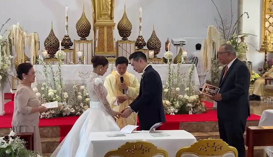 “ปาย สิตางศุ์” ควงแขนแฟนหนุ่ม “นิก ธนิก” ลั่นระฆังวิวาห์