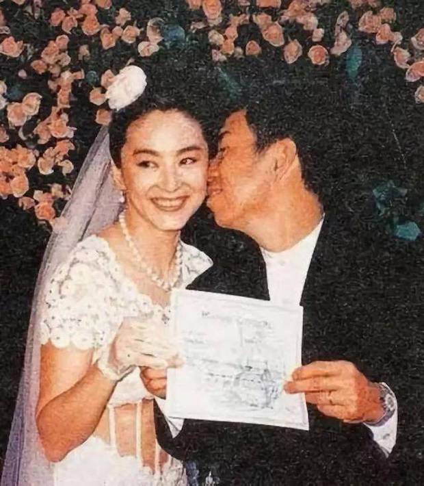 ไฟไหม้คฤหาสน์!! ‘หลินชิงเสีย’ นางเอกหนัง ‘นางพญาผมขาว’ โชคดีอพยพทัน