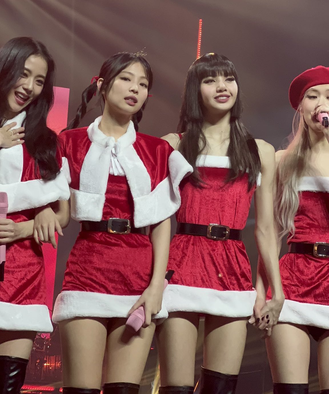 ของขวัญส่งท้ายปี “BLACKPINK” โชว์คริสต์มาส แบบ ‘Mean Girls’ ที่อัมสเตอร์ดัม ของขวัญส่งท้ายปี “BLACKPINK” โชว์คริสต์มาส แบบ ‘Mean Girls’ ที่อัมสเตอร์ดัม